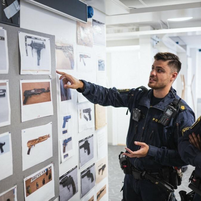 &lt;p&gt;Na zidu policijske postaje u Rinkebyju je arsenal oružja koje korsite lokalni mafijaši&lt;/p&gt;