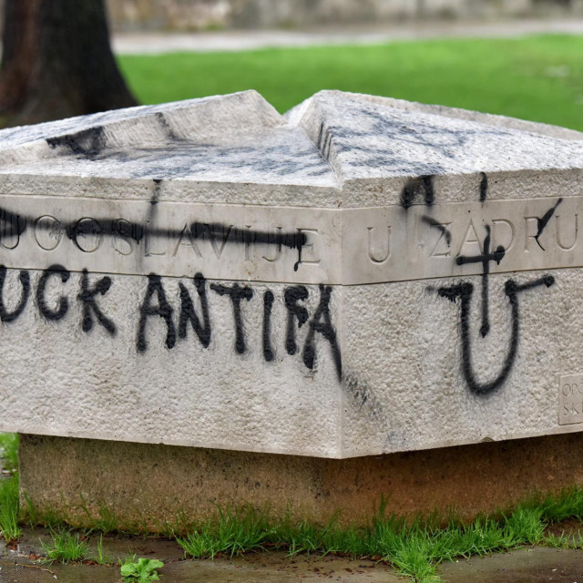 &lt;p&gt;Nepoznati pocinitelj je grafitima išarao antifašističke spomenike u centru Zadra&lt;/p&gt;