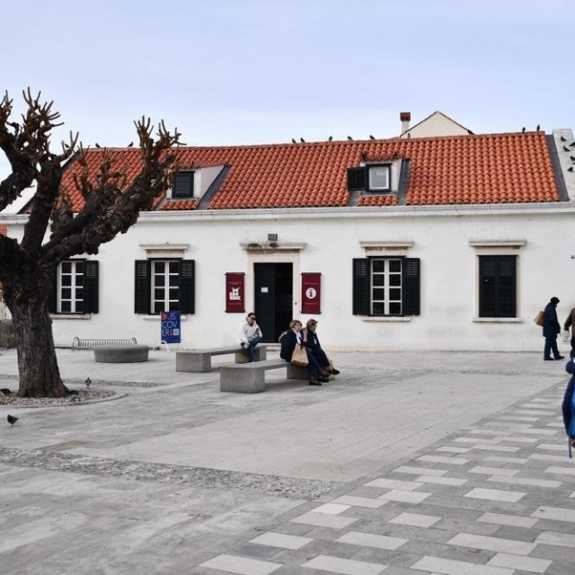 &lt;p&gt;Zgrada u kojoj je sada smještena Turistička zajednica Grada Dubrovnika odlukom suda u Splitu vraćena je vlasnicima Trebinjcima&lt;/p&gt;