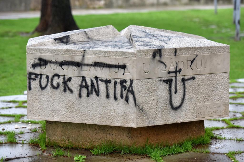 &lt;p&gt;Nepoznati pocinitelj je grafitima išarao antifašističke spomenike u centru Zadra&lt;/p&gt;