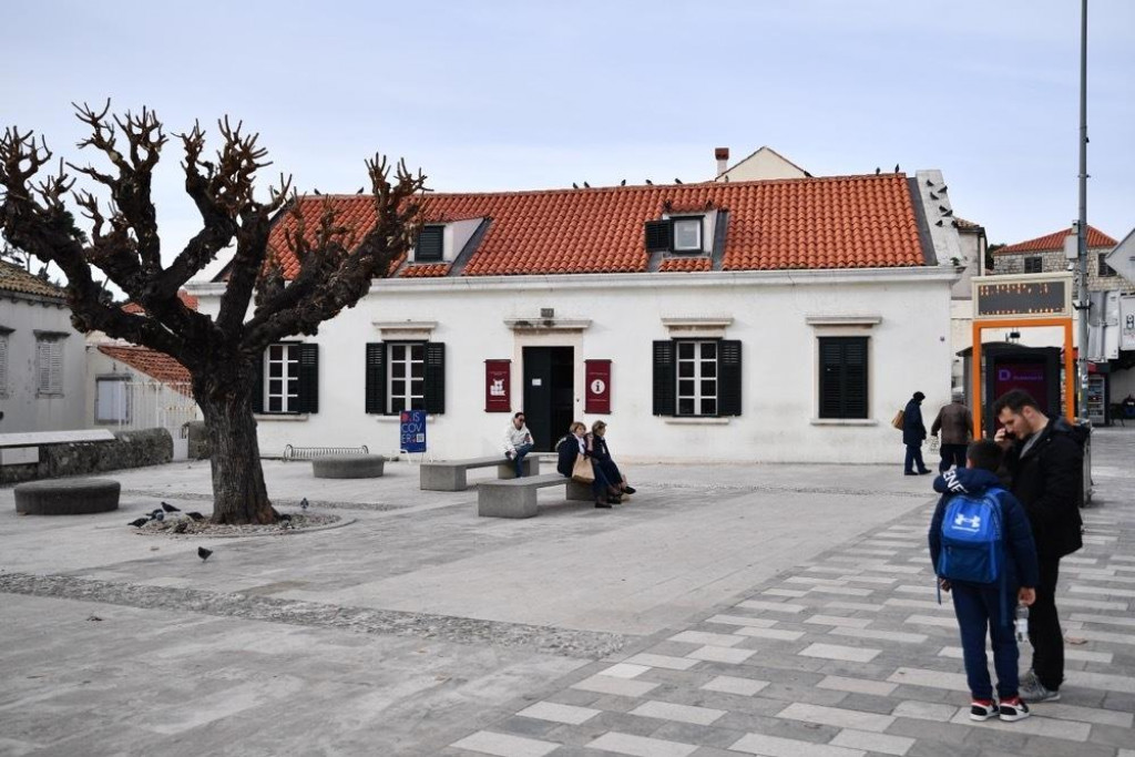 &lt;p&gt;Zgrada u kojoj je sada smještena Turistička zajednica Grada Dubrovnika odlukom suda u Splitu vraćena je vlasnicima Trebinjcima&lt;/p&gt;