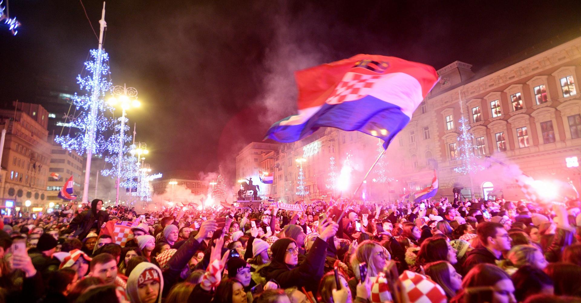 Slobodna Dalmacija Znaju Li Hrvatski Navija I Da Je Narod Iz Stiha U Boj U Boj Za Narod Svoj