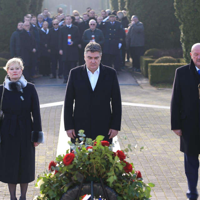 &lt;p&gt;Vukovar,150123.&lt;br&gt;
U spomen na stradale u Domovinskom ratu polozeni su&lt;br&gt;
vijenci i zapaljene svijece kod spomen-obiljezja na Memorijalnom groblju zrtava iz Domovinskog rata.&lt;br&gt;
Na fotografiji: predsjednik RH Zoran Milanovic.&lt;br&gt;