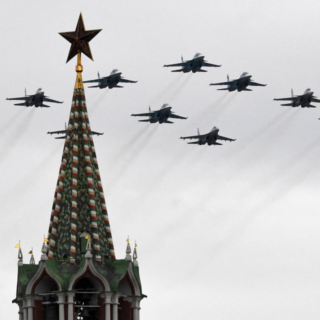 &lt;p&gt;Su-35S, Su-34 i Su-30SM lete iznad Kremlja&lt;/p&gt;