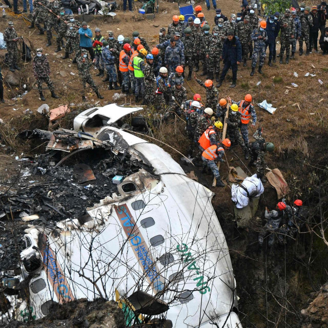 &lt;p&gt;Spasioci izvlače tijela poginulih putnika u Nepalu&lt;/p&gt;