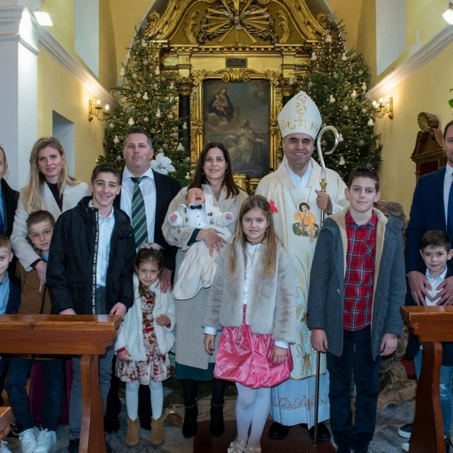 &lt;p&gt;Dubrovački biskup Roko Glasnović s obitelji Vezilić&lt;/p&gt;