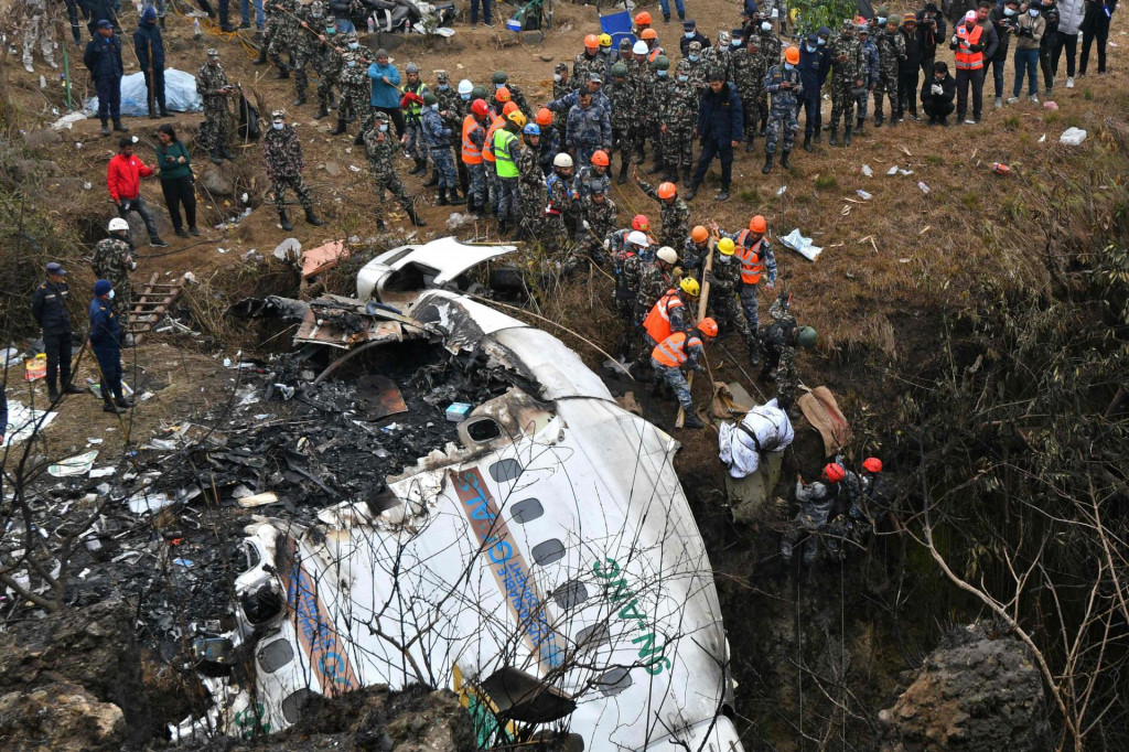 &lt;p&gt;Spasioci izvlače tijela poginulih putnika u Nepalu&lt;/p&gt;