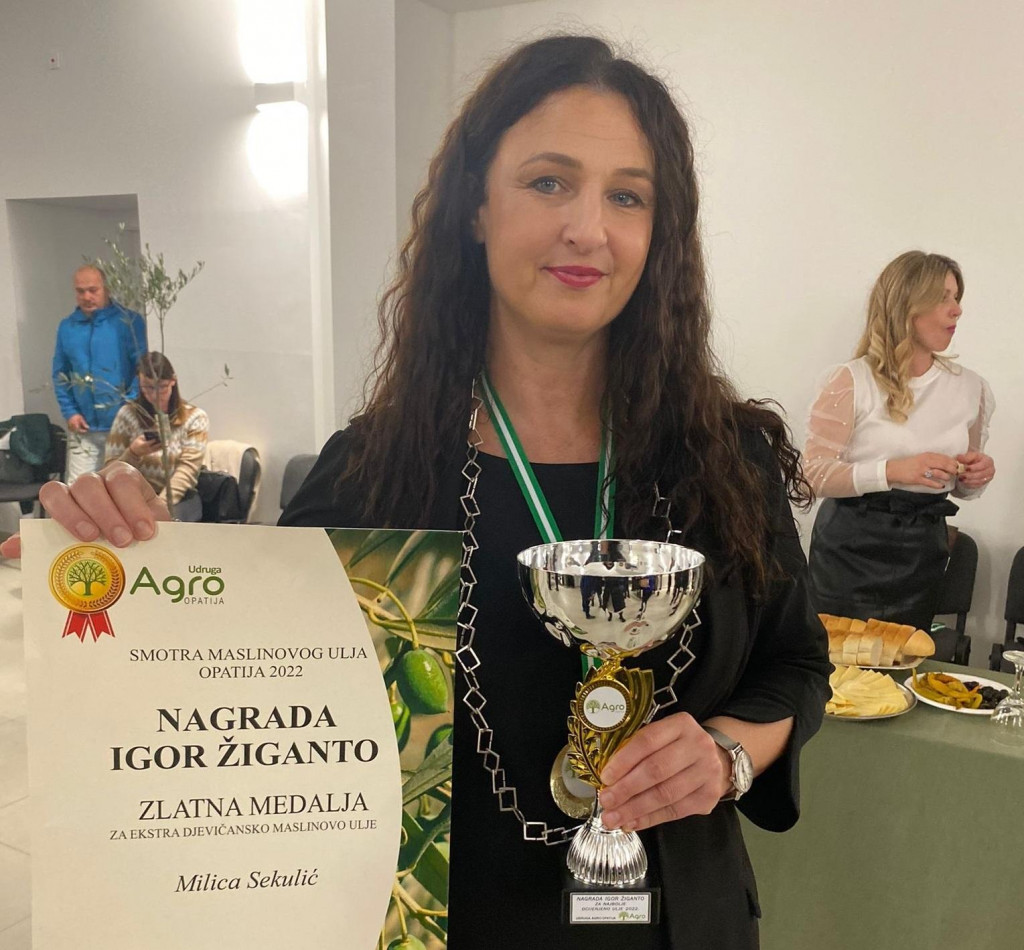 &lt;p&gt;Milica Sekulić ponosna na šampionsku nagradu IGOR ŽIGANTO za kvalitetu ulja&lt;/p&gt;