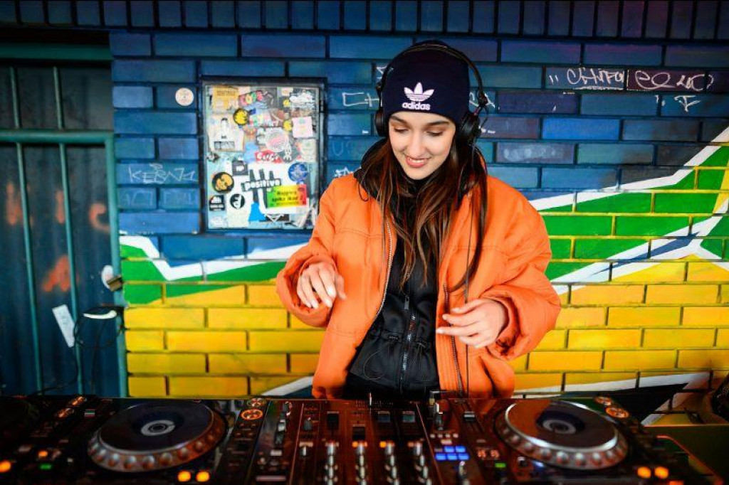 &lt;p&gt;Elena Mikac je DJ-ica i promotorica na sceni od 2020. godine&lt;/p&gt;