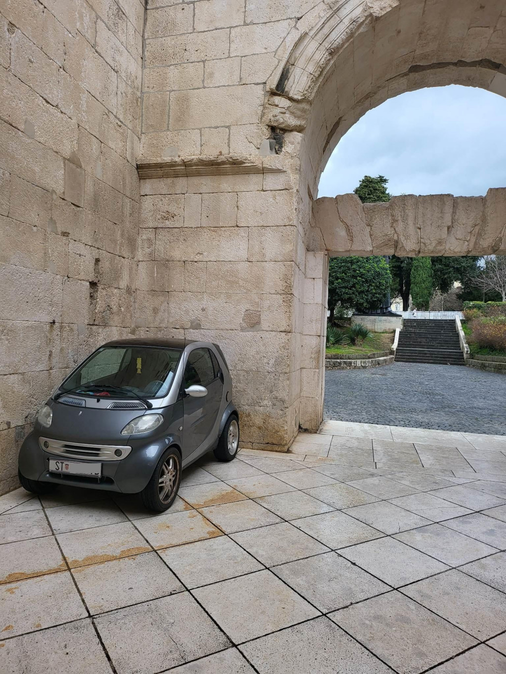 &lt;p&gt;Vozač se parkirao u Dioklecijanovoj palači&lt;/p&gt;