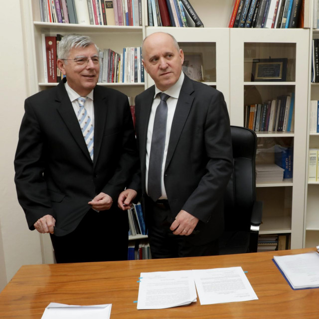&lt;p&gt;Željko Reiner i Branko Bačić na primopredaji dužnosti u Saboru&lt;/p&gt;