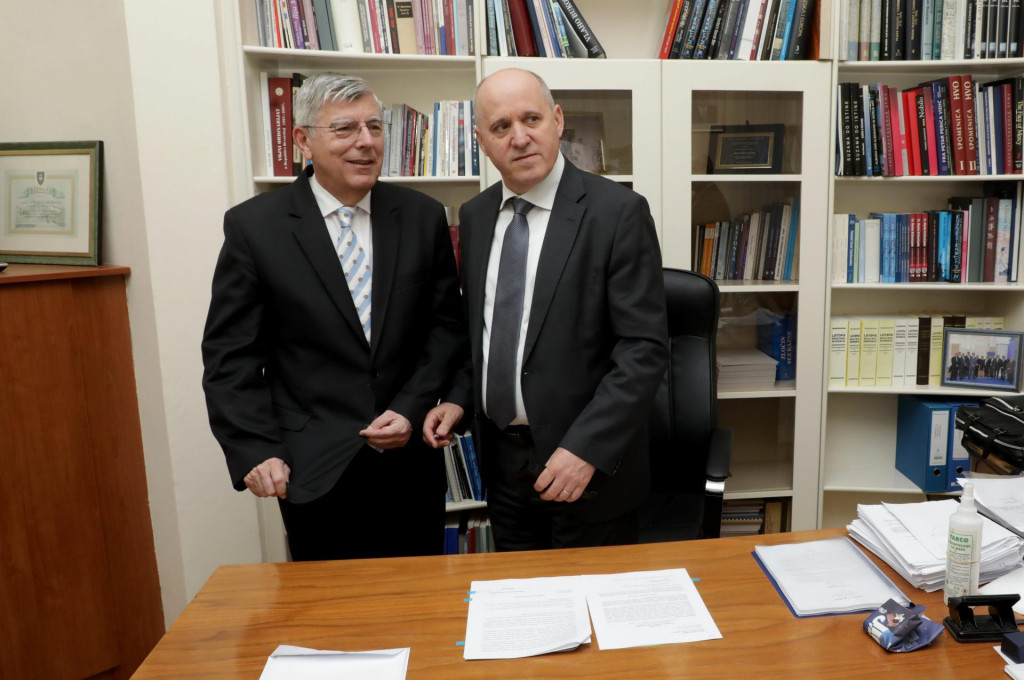 &lt;p&gt;Željko Reiner i Branko Bačić na primopredaji dužnosti u Saboru&lt;/p&gt;