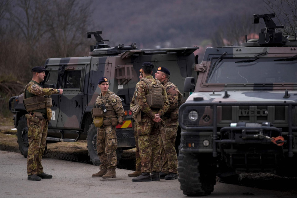 &lt;p&gt;NATO-ovi vojnici su uključeni u misiju održavanja mira na Kosovu kroz KFOR. U misiji sudjeluju i hrvatski vojnici&lt;/p&gt;