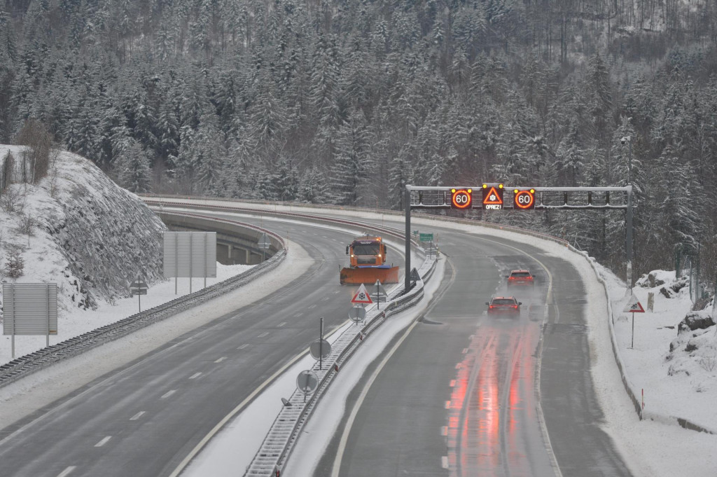 &lt;p&gt;Zimski uvijeti na autocesti A6 Rijeka-Zagreb, zbog snijega otezan je promet.&lt;br&gt;
 &lt;/p&gt;