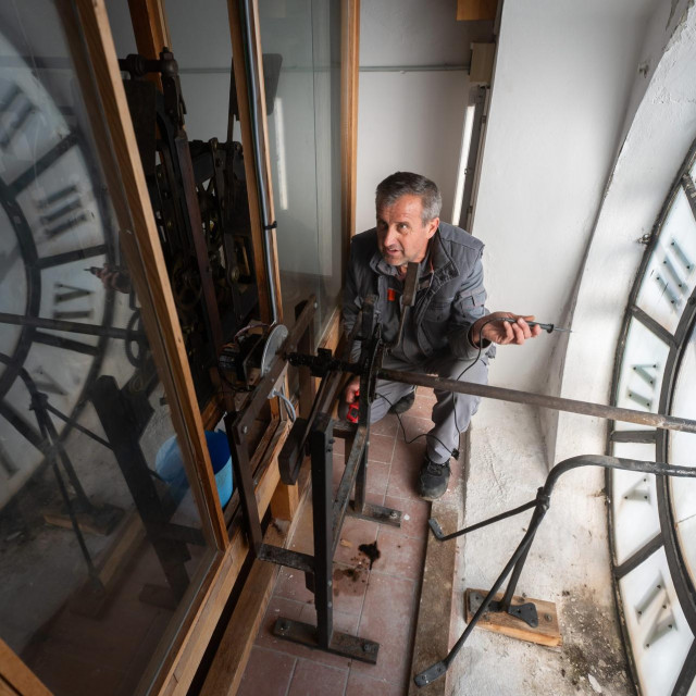 &lt;p&gt;Bernard iz tvrtke Locum popravlja sat u zadarskoj Gradskoj straži&lt;/p&gt;
