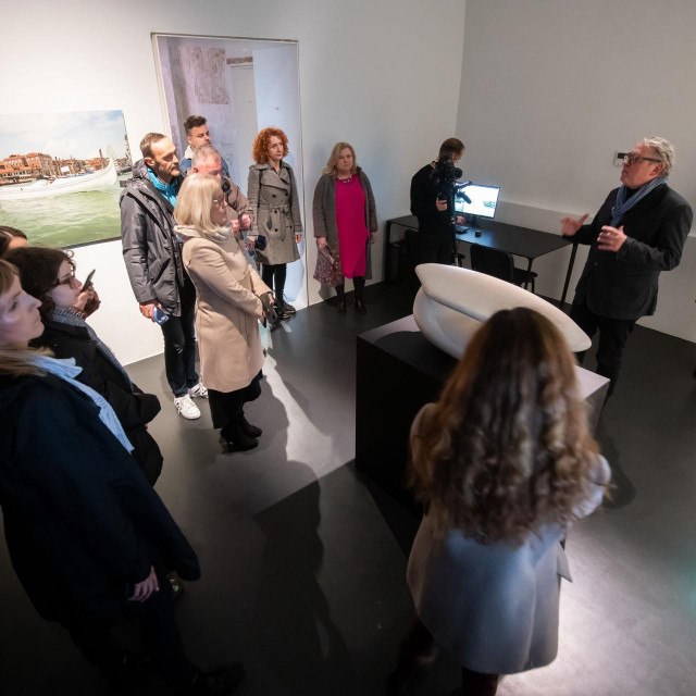 &lt;p&gt;Izložba umjetnina pod nazivom Jedan svijet iz postava zbirke Nacionalnog muzeja moderne umjetnosti, koju kustoski koncepciju potpisuje Branko Franceschi&lt;/p&gt;