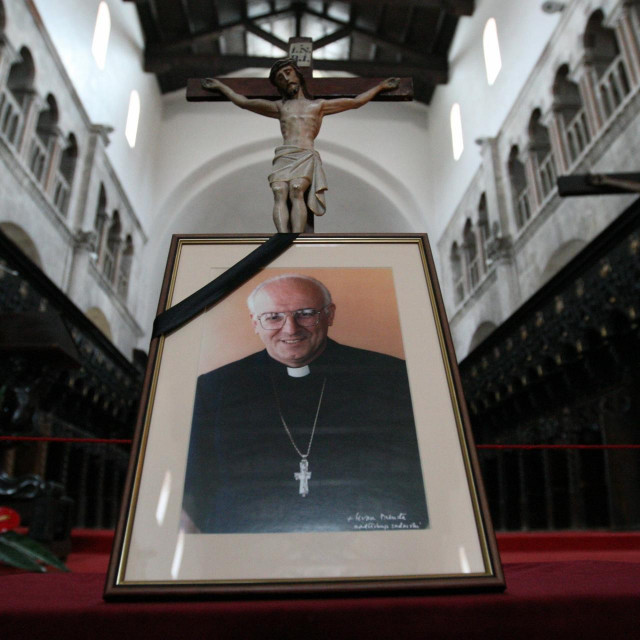 &lt;p&gt;Nadbiskupova slika ispred oltara u crkvi sv. Stošije&lt;/p&gt;