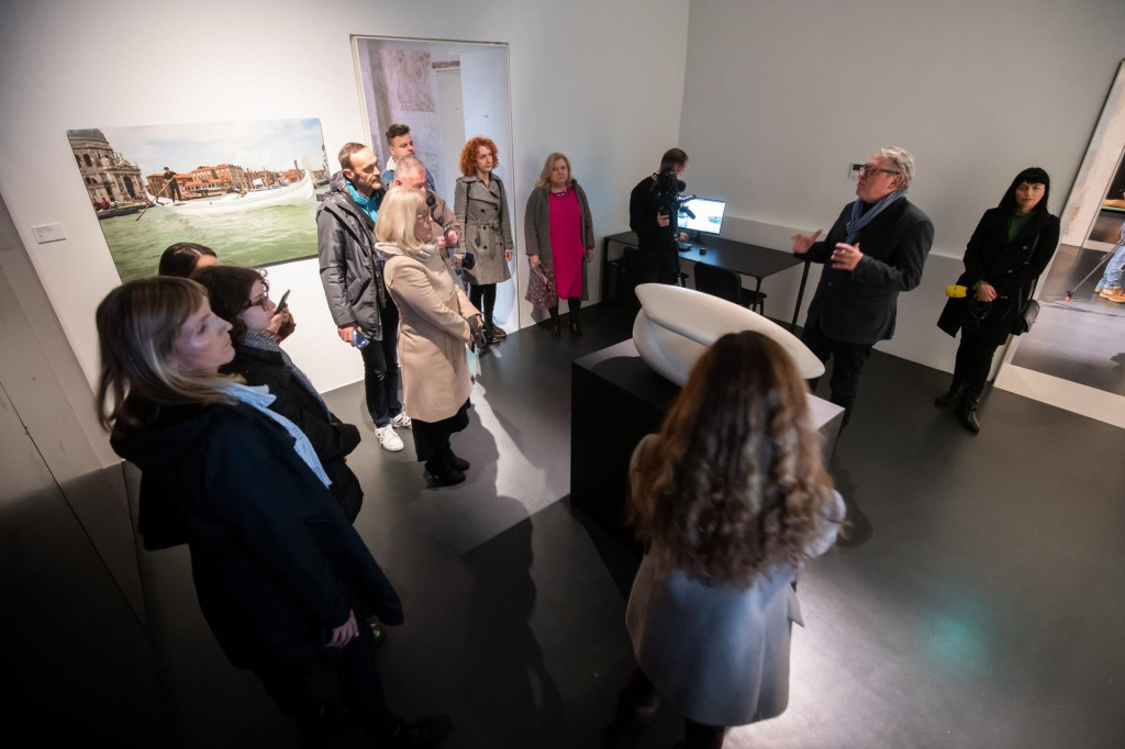&lt;p&gt;Izložba umjetnina pod nazivom Jedan svijet iz postava zbirke Nacionalnog muzeja moderne umjetnosti, koju kustoski koncepciju potpisuje Branko Franceschi&lt;/p&gt;
