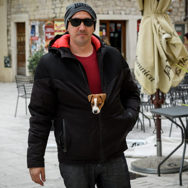 &lt;p&gt;Dvomjesecni stenac Jack Russell Terriera sa vlasnikom u setnji gradom zasticen od zime u jakni.&lt;br&gt;
 &lt;/p&gt;