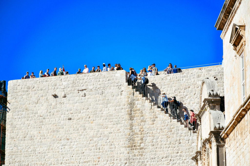 &lt;p&gt;Turisti na dubrovačkim zidinama&lt;/p&gt;