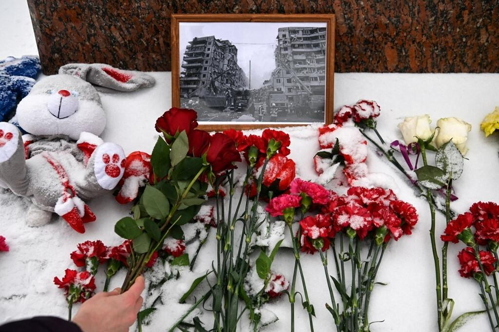 &lt;p&gt;Fotografija civilne zgrade u Dnjepru, razorene u ruskom udaru, cvijeće i plišane igračke za brojne žrtve napada, među kojima su i djeca&lt;/p&gt;