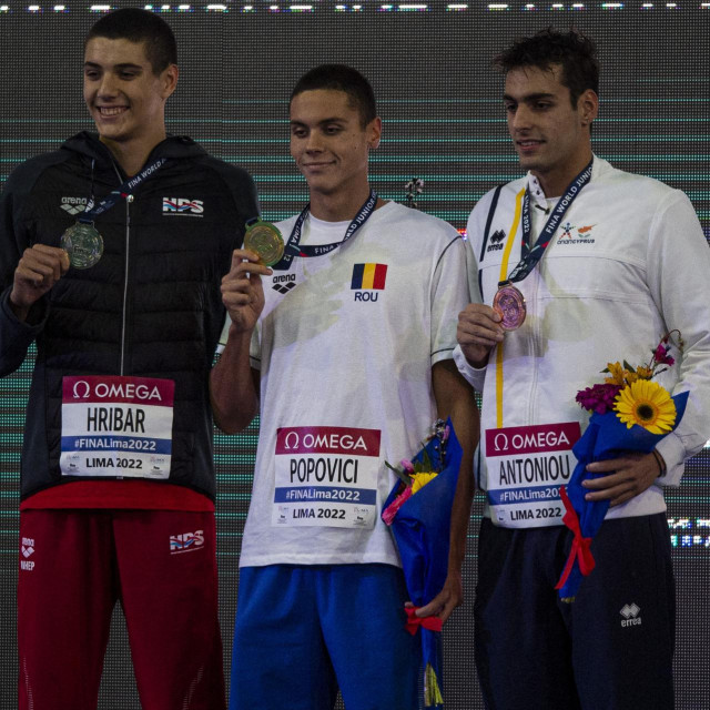 &lt;p&gt;Splitćanin Jere Hribar osvojio je srebro u utrci na 50 metara slobodno na Svjetskom juniorskom plivačkom prvenstvu, brži od njega bio je samo Rumunj David Popovici koji već dominira i u seniorskoj konkurenciji&lt;/p&gt;