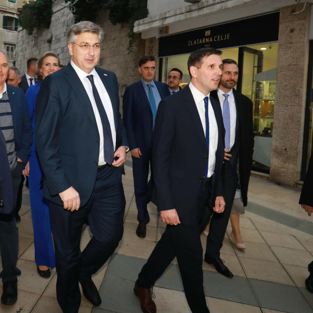 &lt;p&gt;Premijer i stranački čelnik Andrej Plenković s Tomislavom Šutom, ViK-ovim direktorom i prvim čovjekom splitskog HDZ-a&lt;/p&gt;