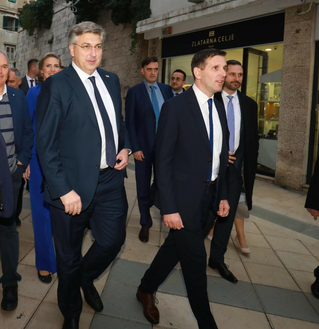 &lt;p&gt;Premijer i stranački čelnik Andrej Plenković s Tomislavom Šutom, ViK-ovim direktorom i prvim čovjekom splitskog HDZ-a&lt;/p&gt;