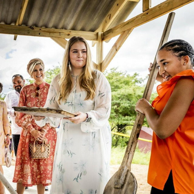 &lt;p&gt;Nizozemska prijestolonasljednica Amalia pomaže pri kuhanju na Bonaireu, otoku u Malim Antilima&lt;/p&gt;
