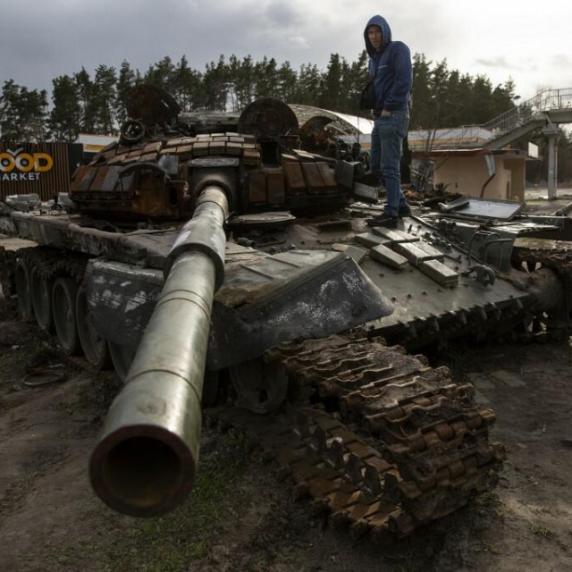 &lt;p&gt;Uništeni ruski tenk oko Kijeva&lt;/p&gt;