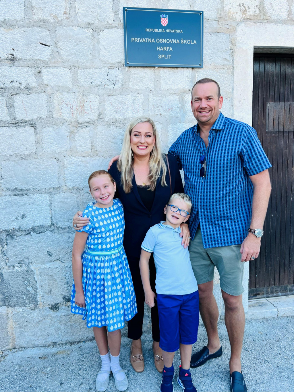 &lt;p&gt;Obitelj Miller iz Kanade ispred škole Harfa zbog koje su ostali živjeti u Splitu&lt;/p&gt;