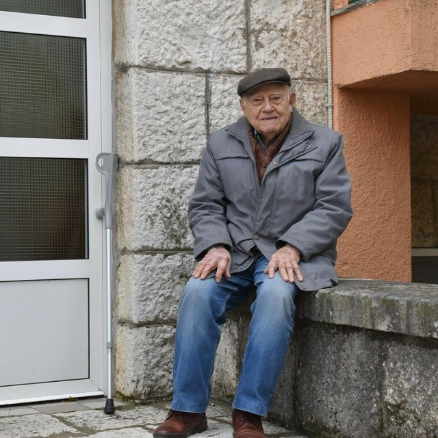 &lt;p&gt;Ivo Karamatić ispred ulaza u nekadašnju poslovnicu Narodne banke u Pločama Ante Šunjić&lt;/p&gt;