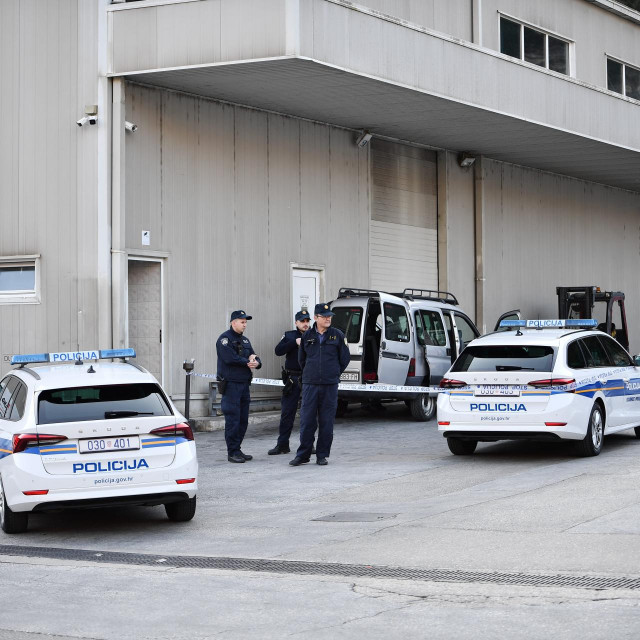 &lt;p&gt;Dubrovnik, 010223.&lt;br&gt;
Unutar skladisnog prostora na podrucju Knezice, u 13.30 sati, dogodila se eksplozija u kojoj je zivot izgubila jedna osoba.&lt;br&gt;
Na fotografiji: policijski ocevid.&lt;br&gt;