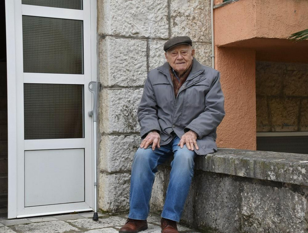 &lt;p&gt;Ivo Karamatić ispred ulaza u nekadašnju poslovnicu Narodne banke u Pločama Ante Šunjić&lt;/p&gt;