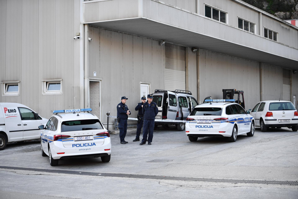 &lt;p&gt;Dubrovnik, 010223.&lt;br&gt;
Unutar skladisnog prostora na podrucju Knezice, u 13.30 sati, dogodila se eksplozija u kojoj je zivot izgubila jedna osoba.&lt;br&gt;
Na fotografiji: policijski ocevid.&lt;br&gt;