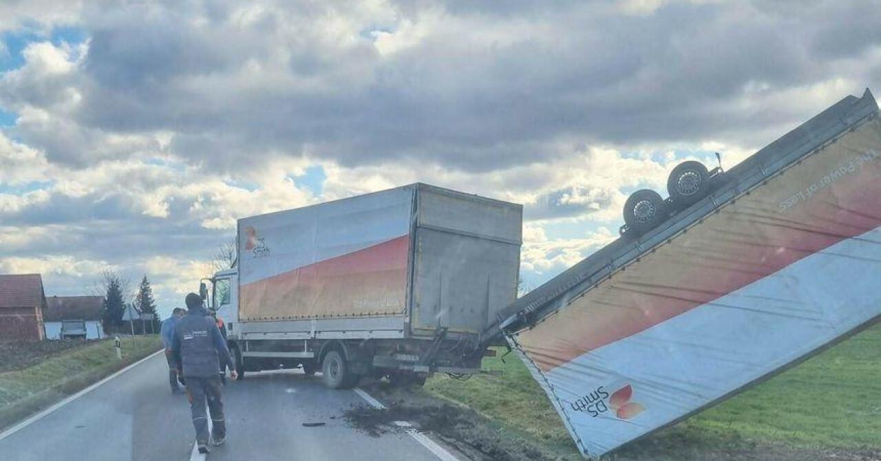 Slobodna Dalmacija Na Cesti U Slavoniji Olujni Vjetar Je Prevrnuo