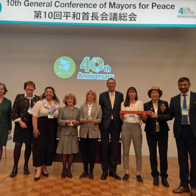 &lt;p&gt;Članovi izvršnog odbora na otvaranju 10. generalne konferencije Gradonačelnika mira: predstavnici Granollersa, Malakoffa, Monterala, Evore i Biograda&lt;/p&gt;