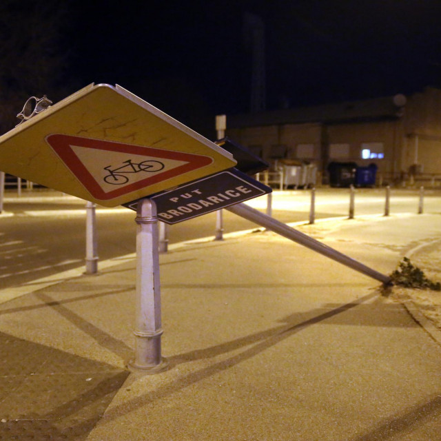 &lt;p&gt;Na fotografiji: slomljeni prometni znak&lt;/p&gt;