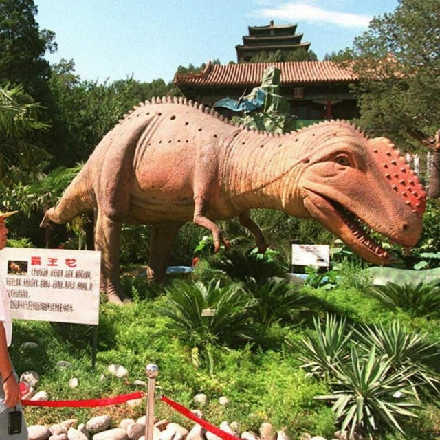&lt;p&gt;Maketa gigantskoga dinosaura u Kini (ilustracija)&lt;/p&gt;