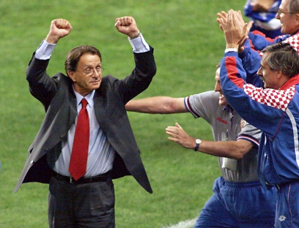 &lt;p&gt;Ćiro Blažević slavi treće mjesto na Svjetskom prvenstvu u Francuskoj 1998. godine&lt;/p&gt;