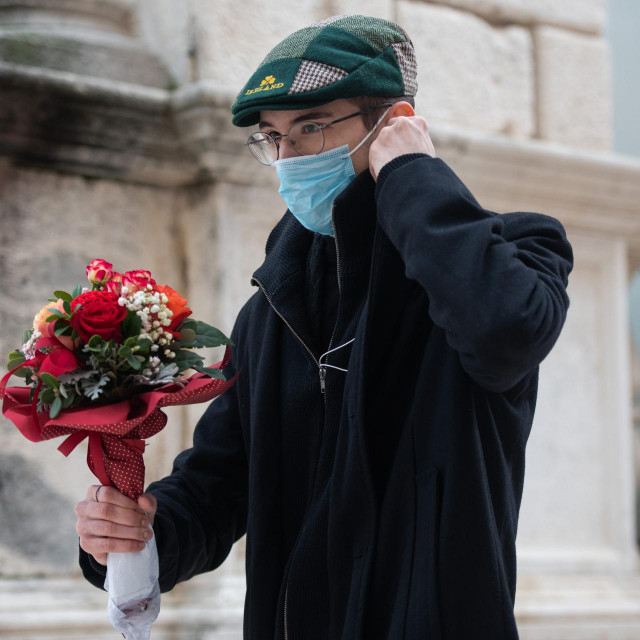 &lt;p&gt;Zadar, 140222&lt;br&gt;
Zadrani su na Valentinovo svojim voljenim osobama kao znak paznje, po obicaju na dan zaljubljenih, poklanjali cvijece.&lt;br&gt;