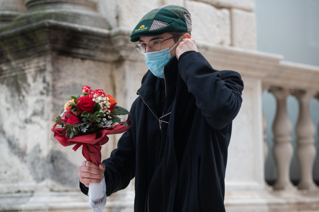&lt;p&gt;Zadar, 140222&lt;br&gt;
Zadrani su na Valentinovo svojim voljenim osobama kao znak paznje, po obicaju na dan zaljubljenih, poklanjali cvijece.&lt;br&gt;