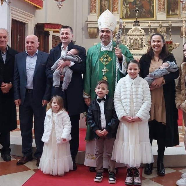 &lt;p&gt;Biskup Glasnović krstio blizance obitelji Gilja&lt;/p&gt;