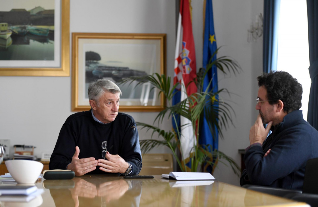 &lt;p&gt;Župan Božidar Longin u razgovoru s novinarom Ivicom Nevešćaninom&lt;/p&gt;