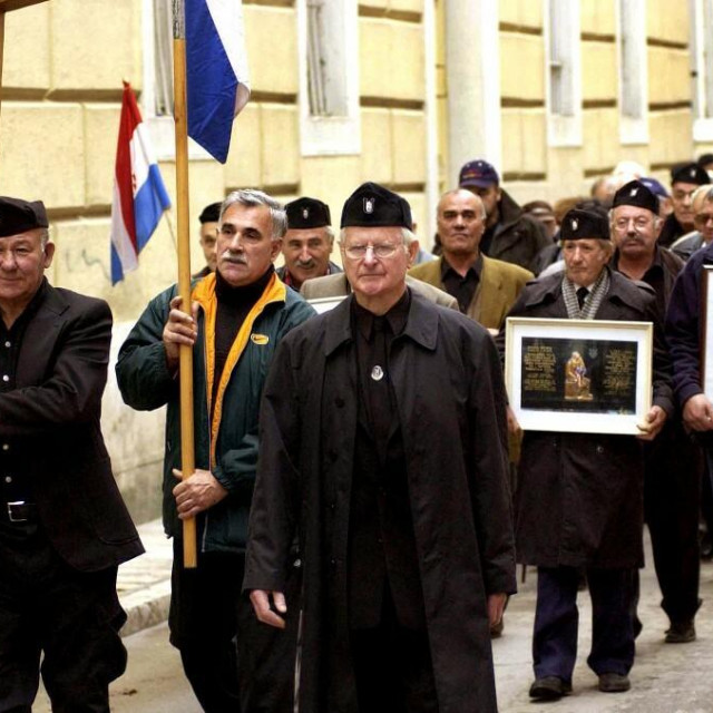 &lt;p&gt;Uloga ustaškoga režima u Drugom svjetskom ratu razlog je zašto su mnogi uvrstili Hrvatsku na listu najglupljih svjetskih država. Parada ljudi sustaškim obilježjima u Zadru 2004. godine&lt;/p&gt;