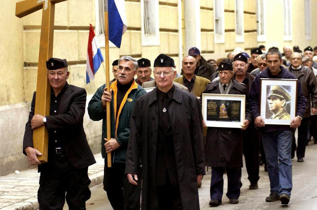 &lt;p&gt;Uloga ustaškoga režima u Drugom svjetskom ratu razlog je zašto su mnogi uvrstili Hrvatsku na listu najglupljih svjetskih država. Parada ljudi sustaškim obilježjima u Zadru 2004. godine&lt;/p&gt;
