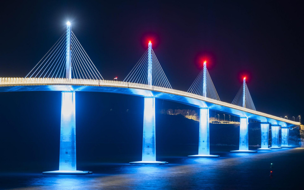 &lt;p&gt;Komarna, 201122.&lt;br&gt;
Povodom svjetskog dana djece Peljeski most svijetli u plavoj boji.&lt;br&gt;