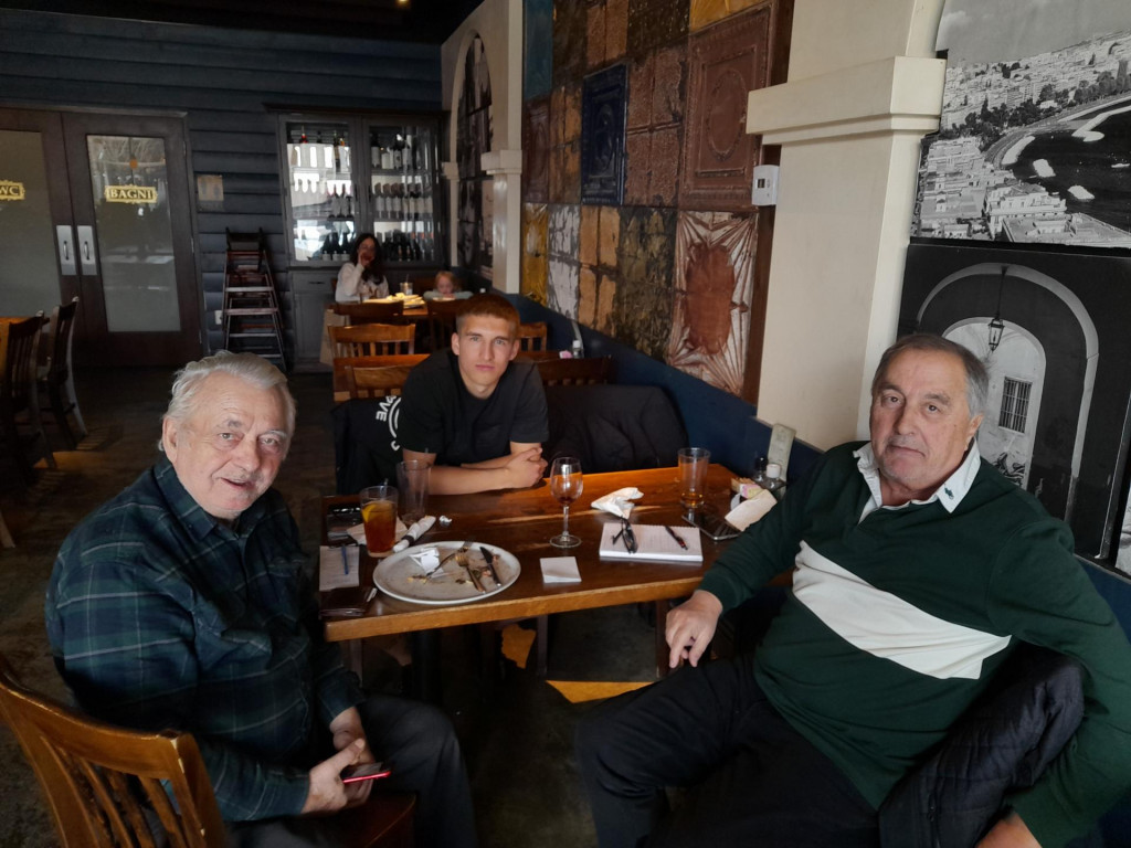 &lt;p&gt;Stipe Biuk, Niko Bumbak i Ivo Mikuličin u talijanskom restoranu&lt;/p&gt;
