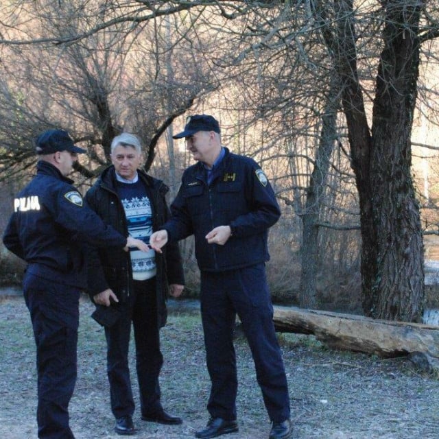 &lt;p&gt;Perica Ešegović s načelnikom PU zadarske Antonom Dražinom i zadarskim županom Božidarom Longinom&lt;/p&gt;
