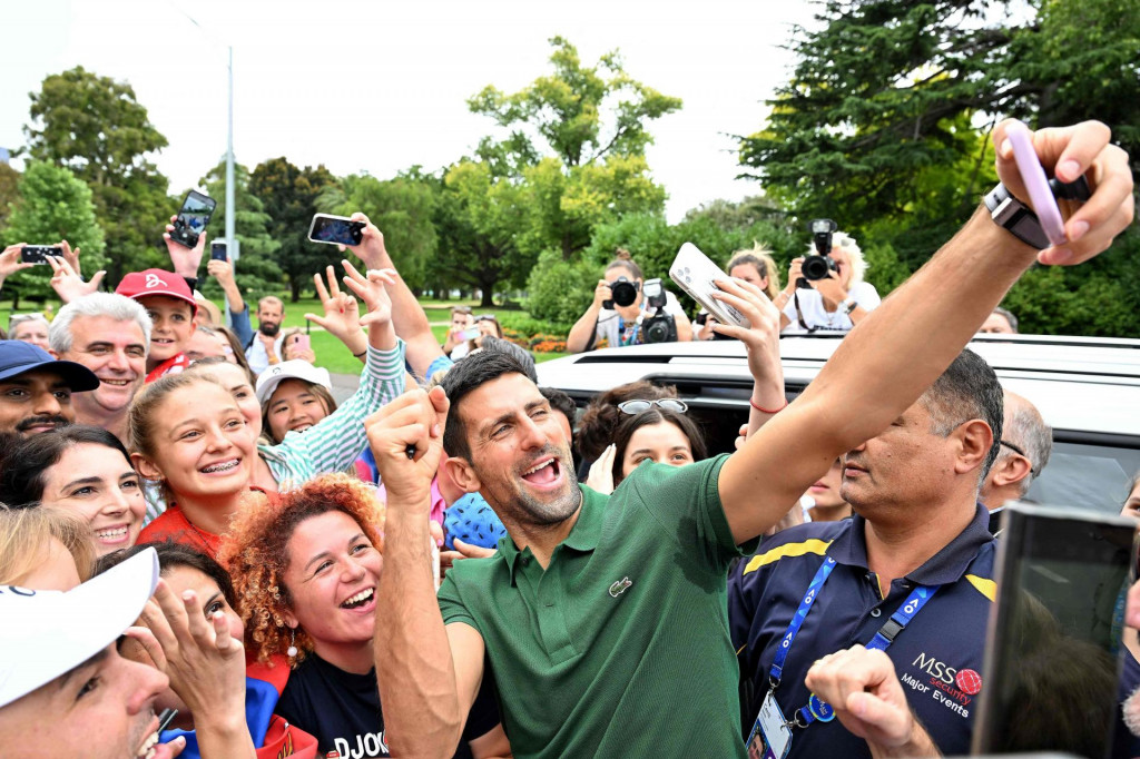 &lt;p&gt;Novak Đoković na turnirima je okružen obožavateljima, a u zrakoplovu prijateljima&lt;/p&gt;